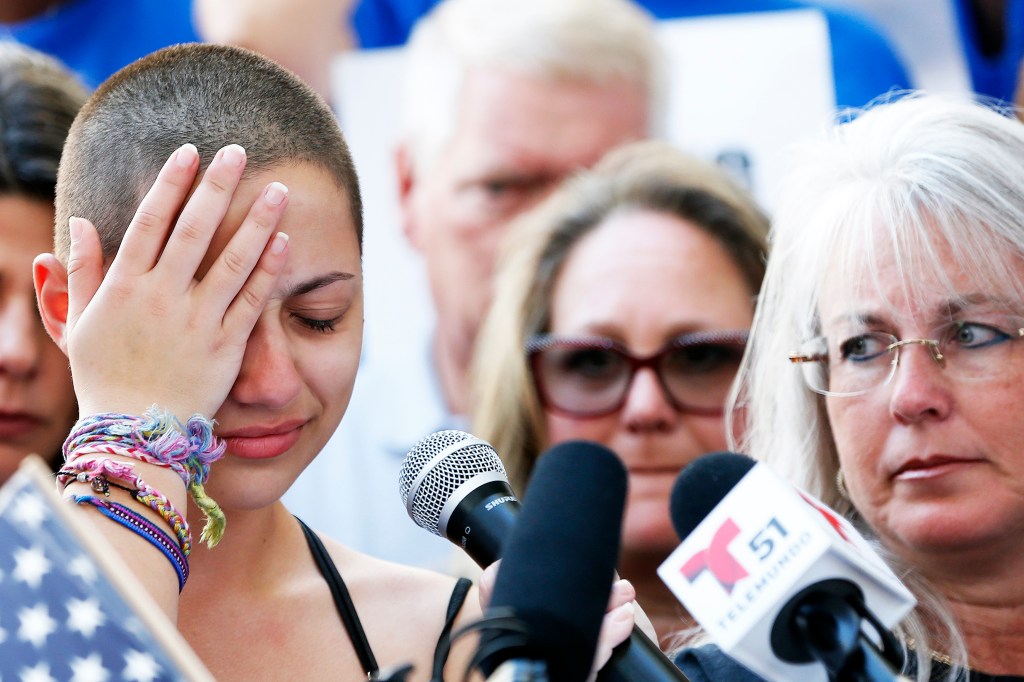Emma Gonzalez se emociona durante discurso realizado em protesto a favor de mudanças na lei de posse de armas, em Fort Lauderdale, no estado americano da Flórida - 17/02/2018