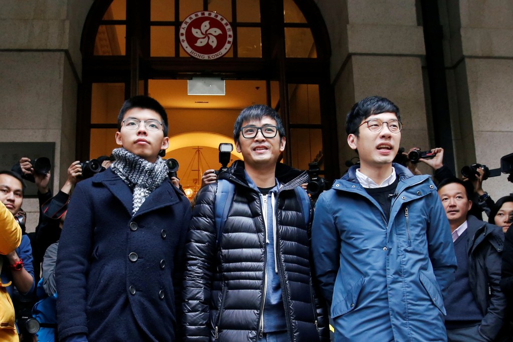 Corte de Hong Kong retira condenações de líderes estudantis pró-democracia
