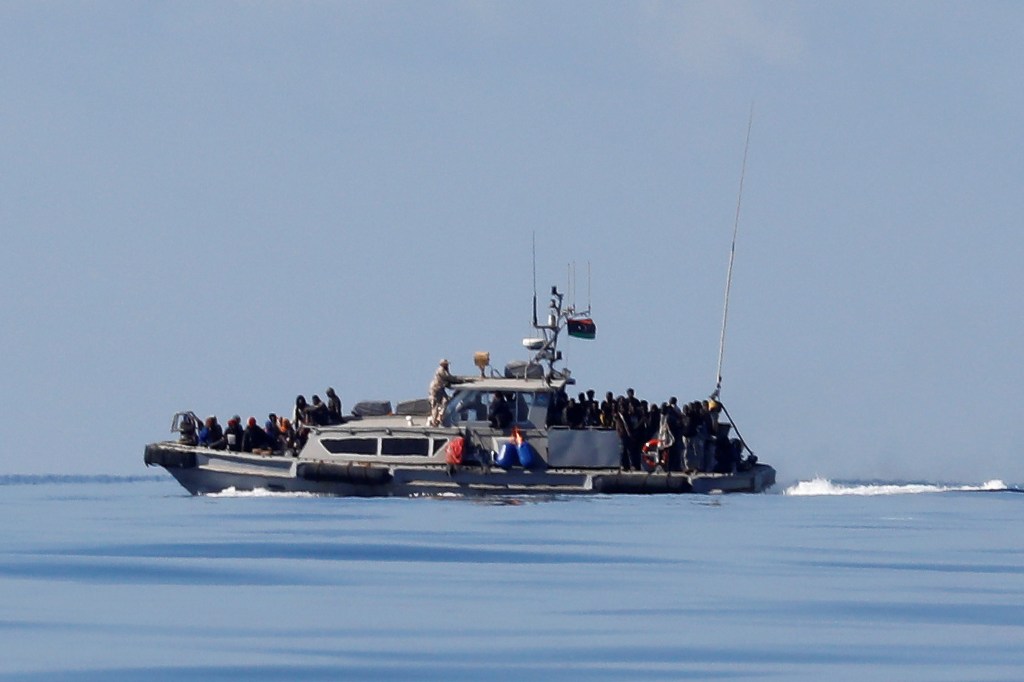 Imigrantes resgatados na Costa da Líbia