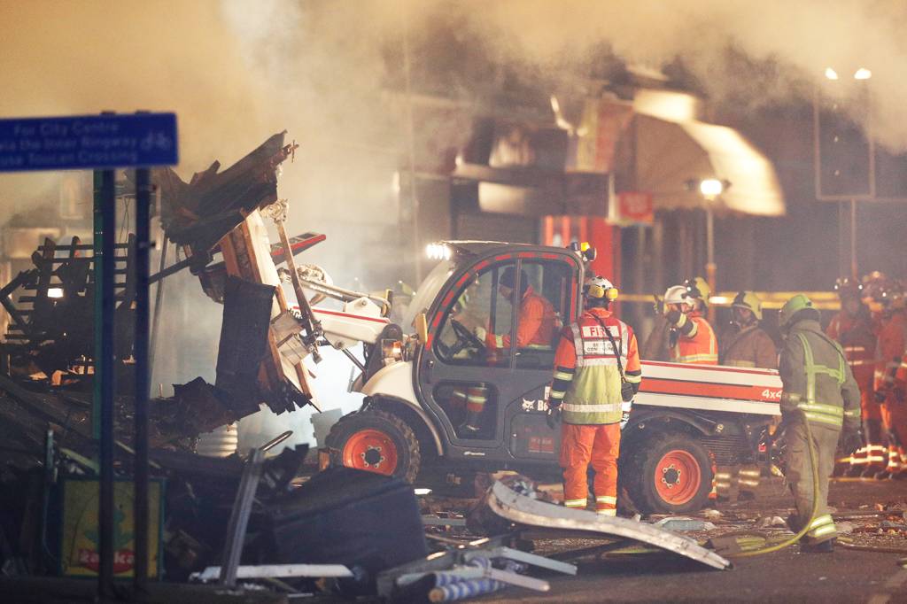 Equipes de resgate são vistas próximas de edifício que explodiu em Leicester, na Inglaterra - 25/02/2018