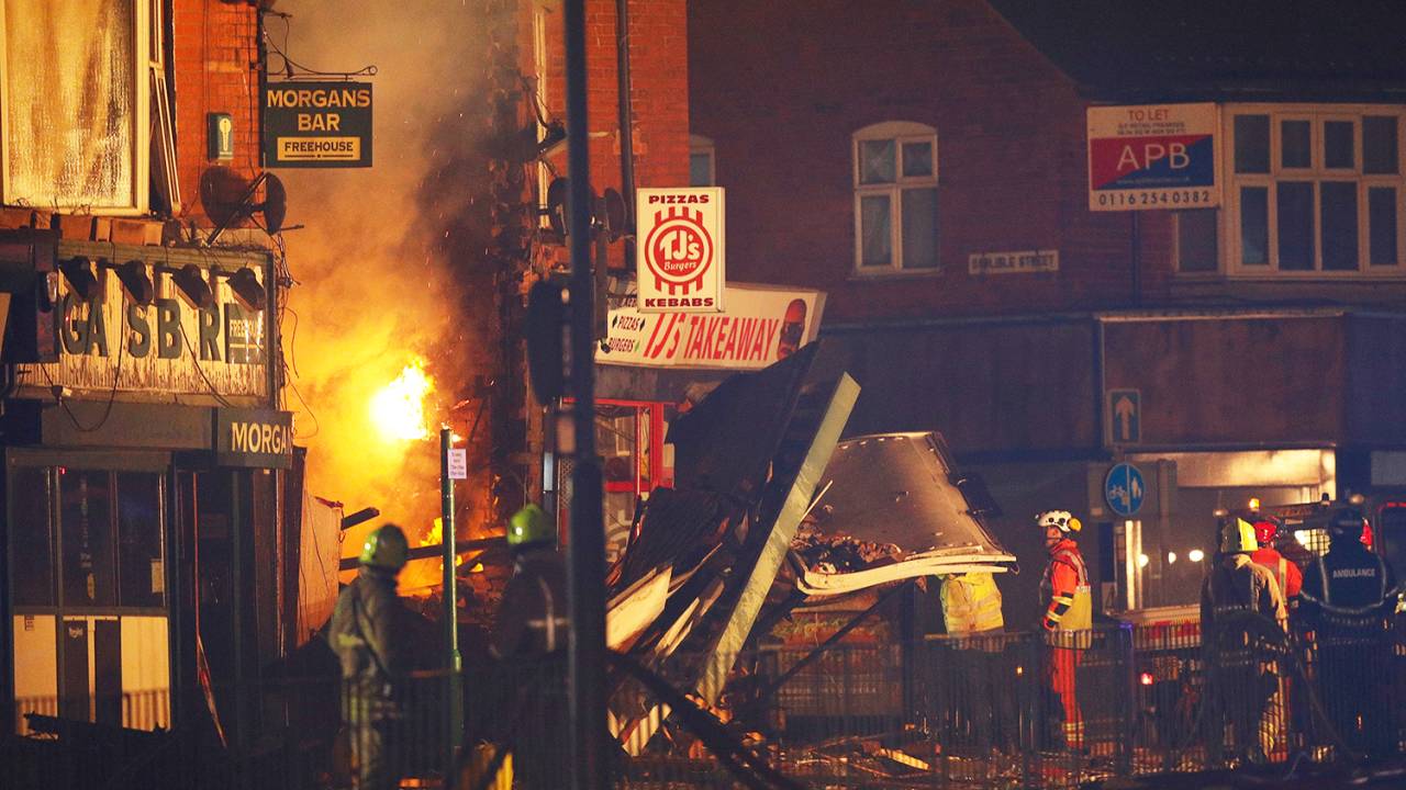 Equipes de resgate são vistas próximas de edifício que explodiu em Leicester, na Inglaterra - 25/02/2018