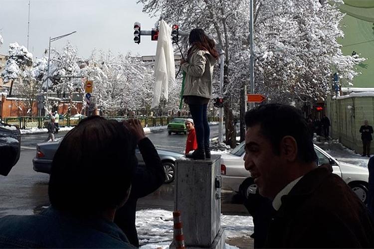 29 mulheres são presas no Irã durante protesto contra o véu islâmico