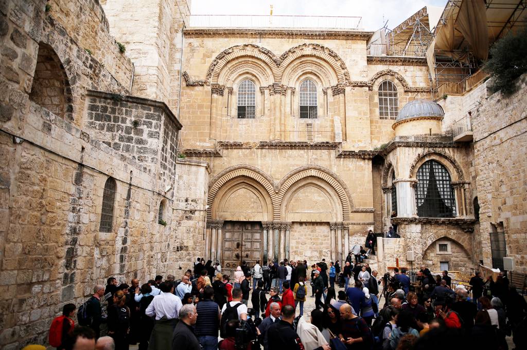 Vista da entrada da Igreja do Santo Sepulcro, em Jerusalém, com as portas fechadas - 25/02/2018
