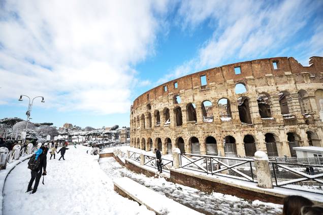 Onda de frio atinge Roma, capital da Itália. Na foto, pessoas caminham próximas ao Coliseu - 26/02/2018 Onda de frio atinge Roma, capital da Itália. Na foto, pessoas caminham próximas ao Coliseu - 26/02/2018