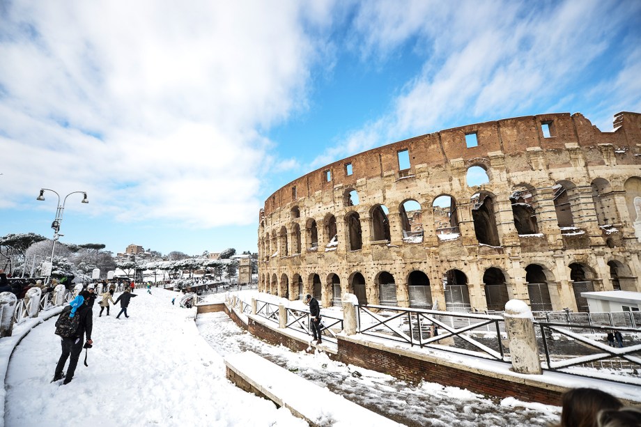 Onda de frio 'Burian' atinge Roma, capital da Itália. Na foto, pessoas caminham próximas ao Coliseu - 26/02/2018