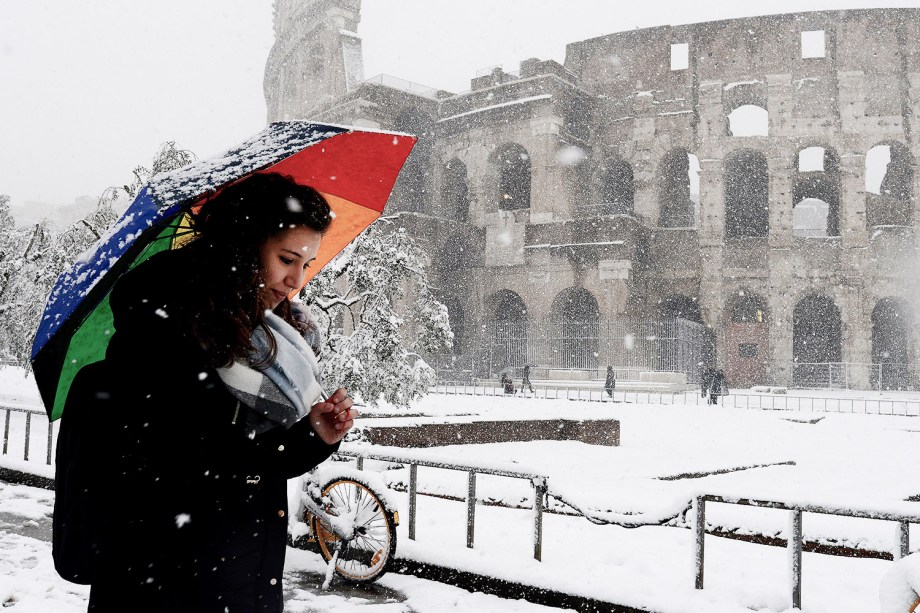 Onda de frio 'Burian' atinge Roma, capital da Itália. Na foto, mulher caminha próxima ao Coliseu - 26/02/2018