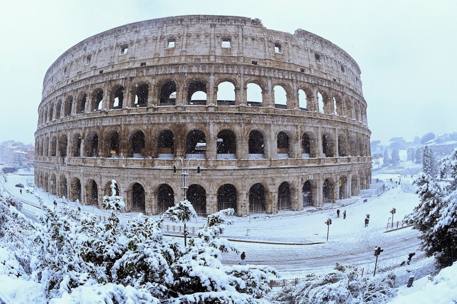 Coliseu, também conhecido como Anfiteatro Flaviano, é visto durante uma nevasca na cidade de Roma, na Itália - 26/02/2018
