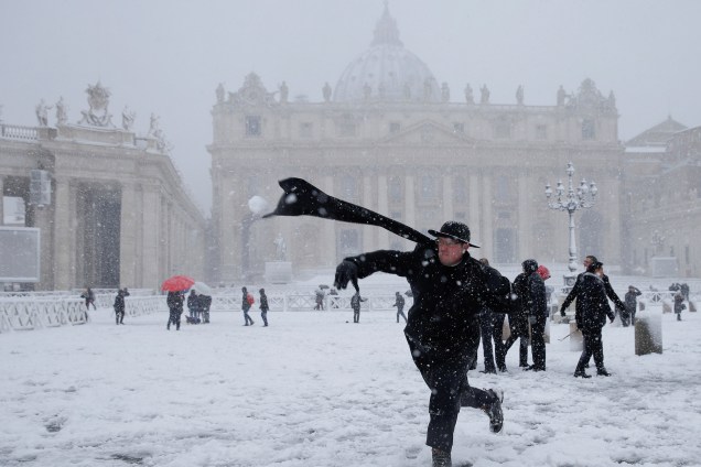 Um padre é visto arremessando uma bola de neve durante uma nevasca na cidade de Roma, na Itália - 26/20/2018