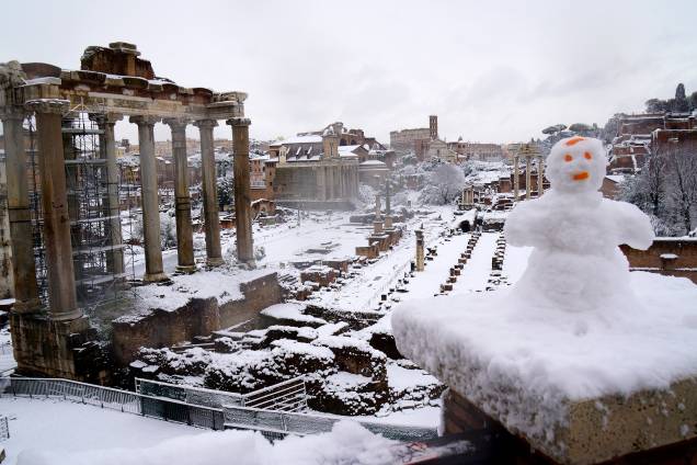 Um boneco de neve é visto enfeitando a vista do Forum Antigo, em Roma, na Itália - 26/02/2018 Um boneco de neve é visto enfeitando a vista do Forum Antigo, em Roma, na Itália - 26/02/2018