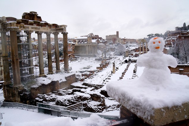 Um boneco de neve é visto enfeitando a vista do Forum Antigo, em Roma, na Itália - 26/02/2018