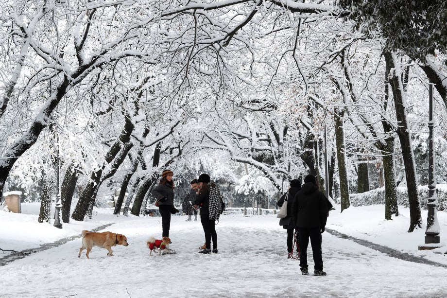 Pessoas levam seus cachorros para brincar com a neve que caiu durante uma onda de frio na cidade de Roma, na Itália - 26/02/2018
