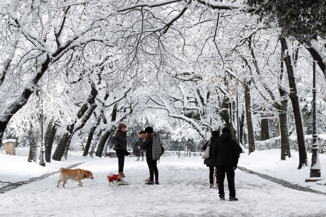 Pessoas levam seus cachorros para brincar com a neve que caiu durante uma onda de frio sobre a cidade de Roma, na Itália - 26/02/2018
