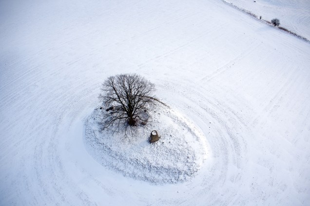 Drone fotografa campo coberto de neve em Groﬂ Stieten, na Alemanha - 27/02/2018