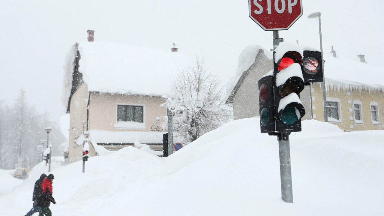 Pedestres caminham entre a neve, em Delnice, oeste da Croácia, durante onda de frio que atinge a Europa - 27/02/2018