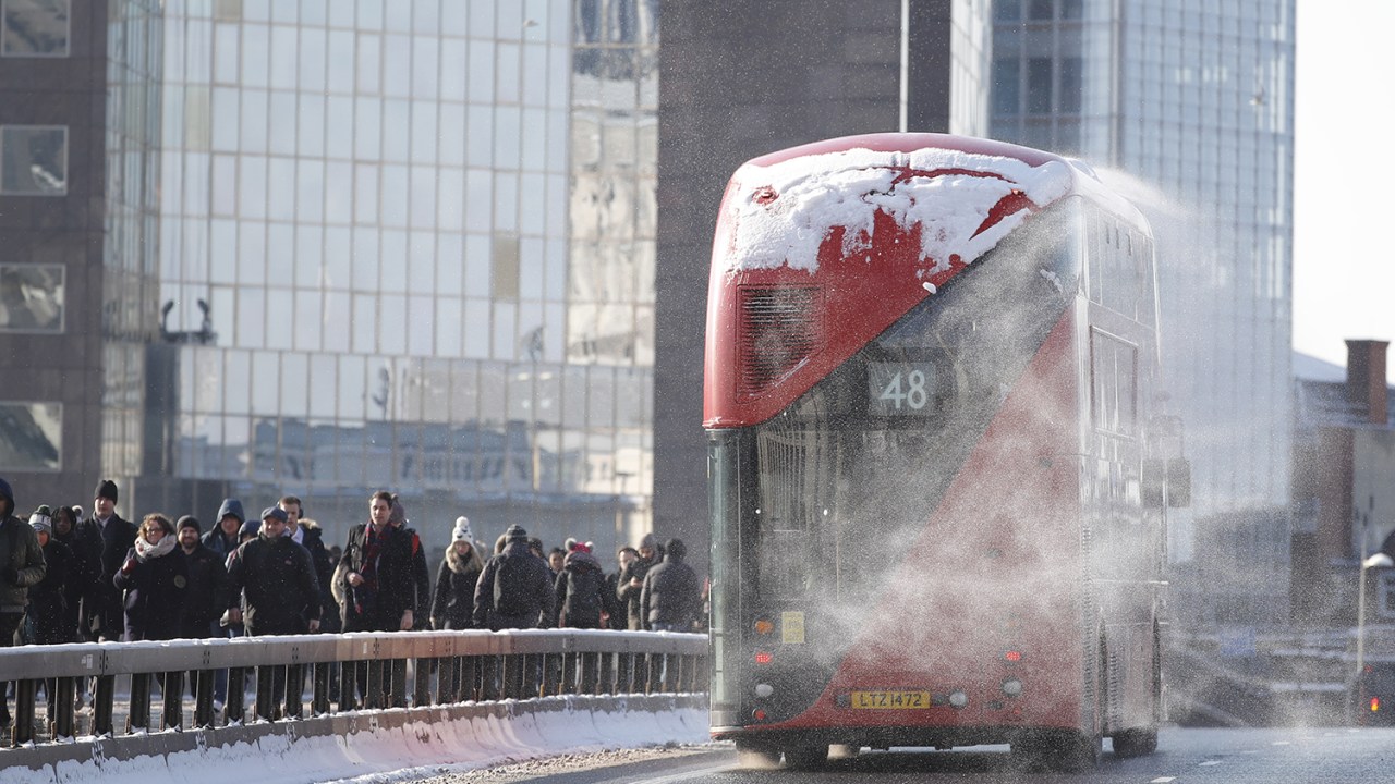 Neve é vista sobre ônibus pedestres atravessam a London Bridge, durante onda de frio que atinge a Europa - 28/02/2018