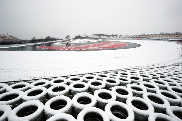 Controlador de corridas checa o Circuito da Catalunha, na Espanha, durante testes para a temporada 2018 da Fórmula 1, em onda de frio que atinge a Europa - 28/02/2018