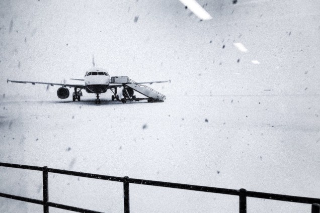 Forte nevasca atinge pista do aeroporto de Glasgow, no Reino Unido - 28/02/2018