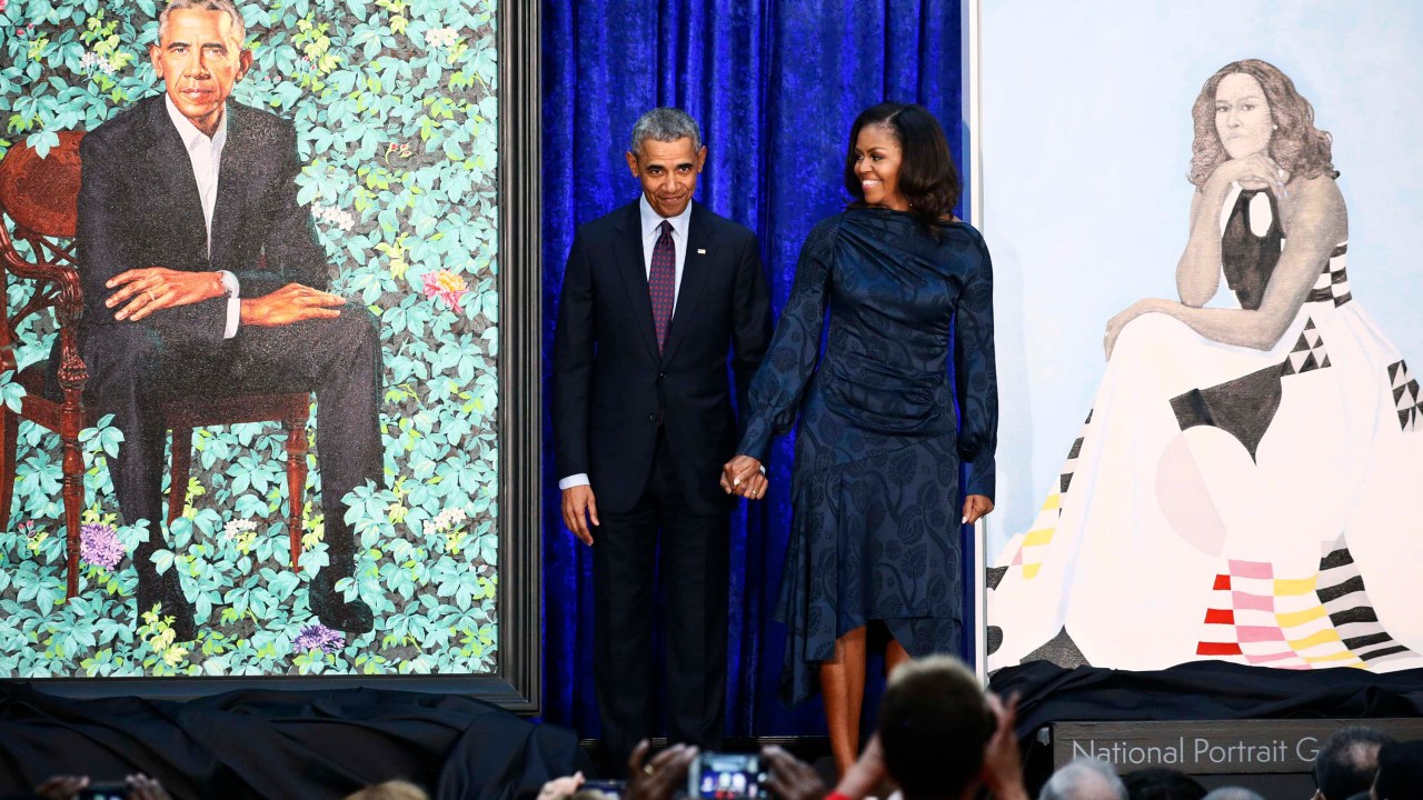 Casal Obama é homenageado com retratos em Washington