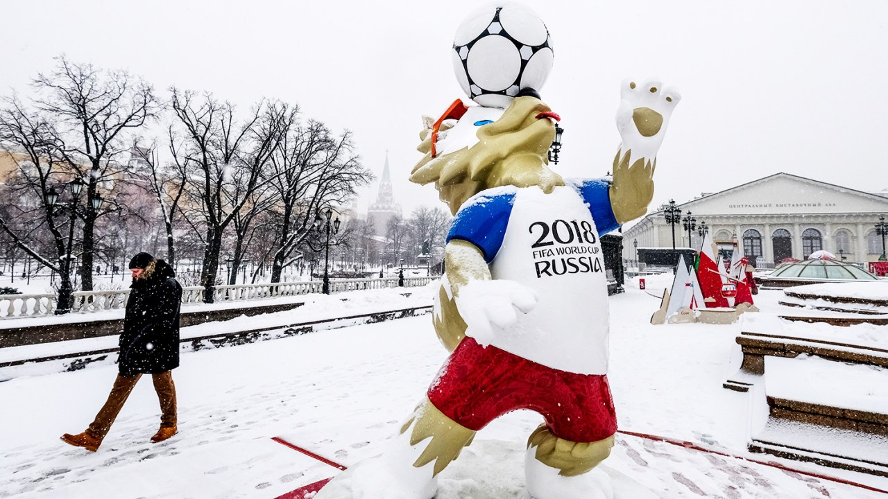 Homem caminha próxima da estátua do Zabivaka - mascote oficial da Copa do Mundo - na Praça do Manege, em Moscou - 03/02/2018
