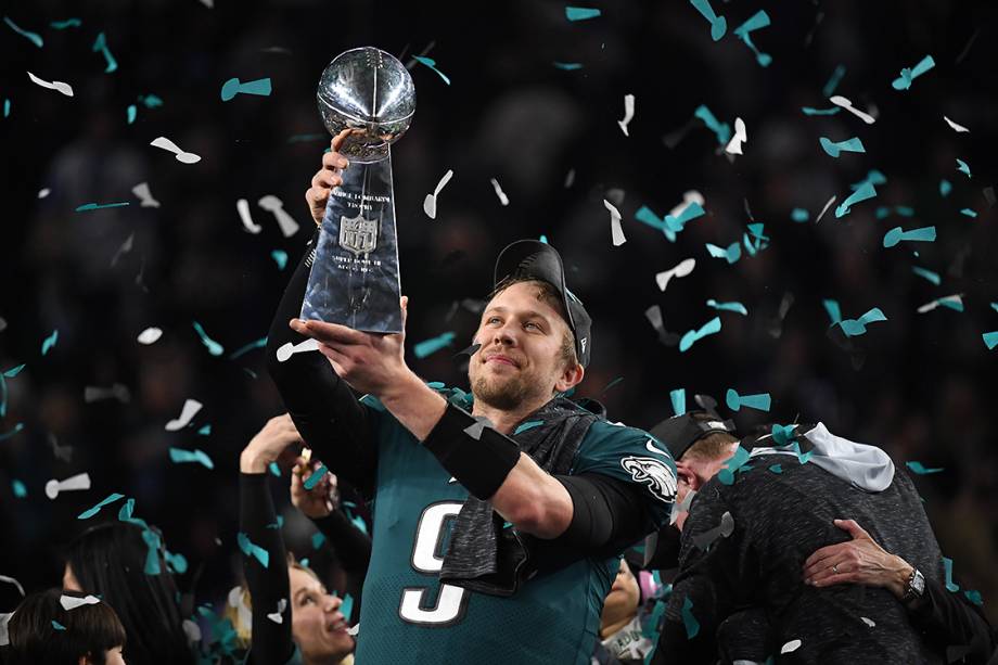 Nick Foles, do Philadelphia Eagles, levanta o troféu Vince Lombardi