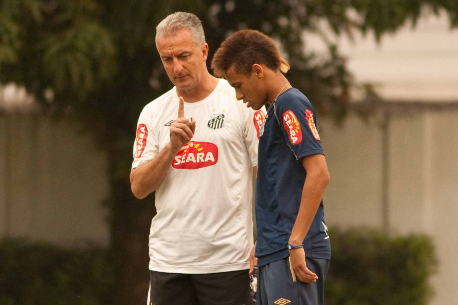 O técnico Dorival Junior orientando Neymar durante treino do Santos, no CT Rei Pelé - 14/09/2010