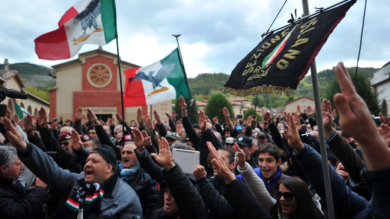 Passeata fascista em Predappio na Itália