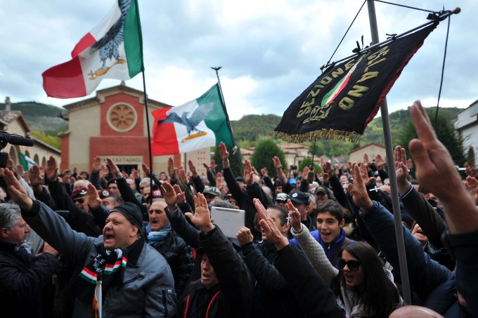 Passeata fascista em Predappio na Itália