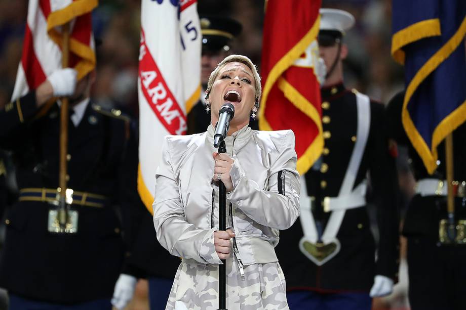 Pink canta o hino nacional norte-americano na abertura da 52ª edição do Super Bowl