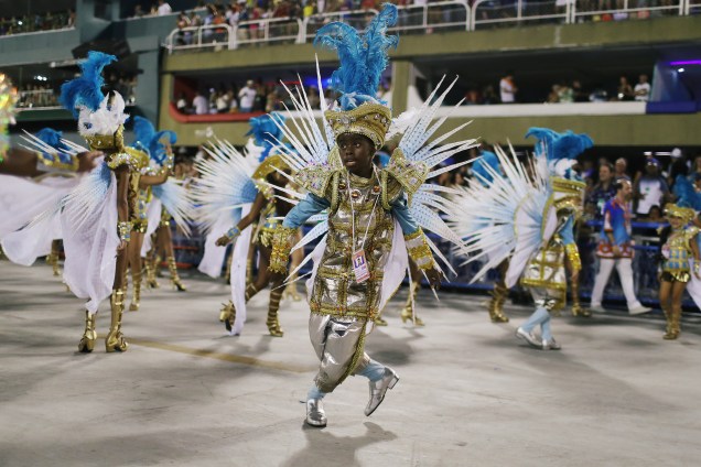 Passistas performam durante desfile da escola de samba Portela no sambódromo do Rio de Janeiro - 12/02/2018