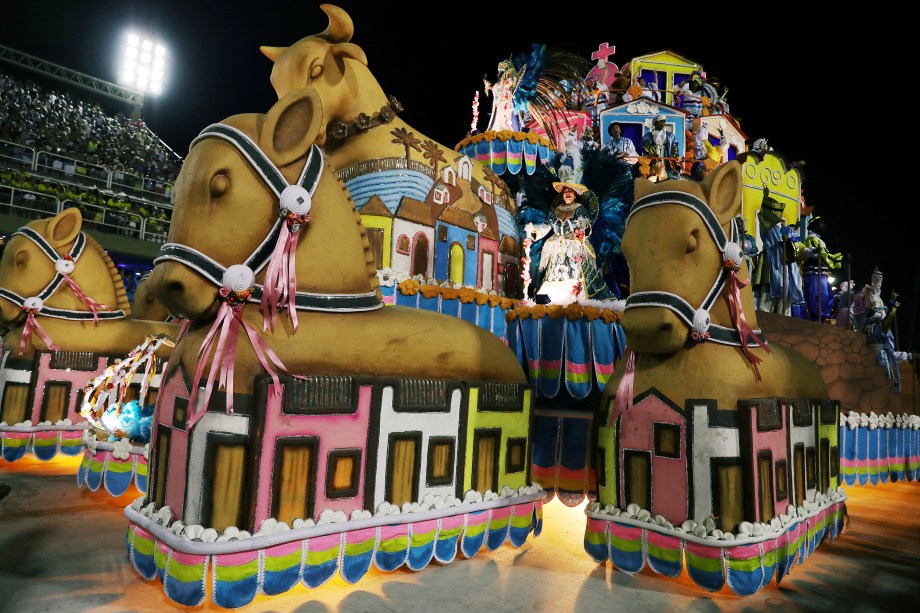 Carro alegórico da Portela é visto durante desfile do Grupo Especial no sambódromo do Rio de Janeiro. A escola conta em seu samba-enredo a história de judeus que fugiram da Europa e do norte da África no século XVII para o nordeste do Brasil - 12/02/2018