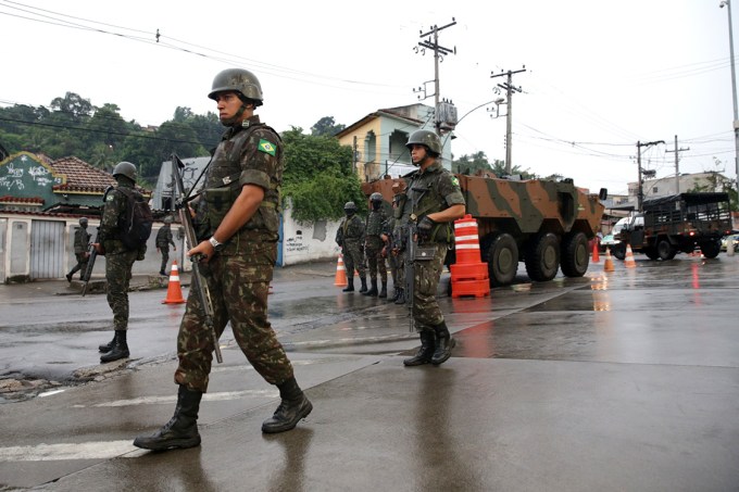 Militares do Exército fazem operação no complexo do Chapadão, zona oeste do Rio de Janeiro