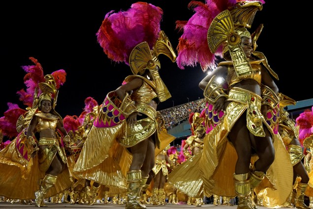 Integrantes realizam performance durante o desfile do Salgueiro, na Sapucaí, a escola homenageou as mulheres negras, desde as deusas egípcias até as matriarcas brasileiras - 13/02/2018