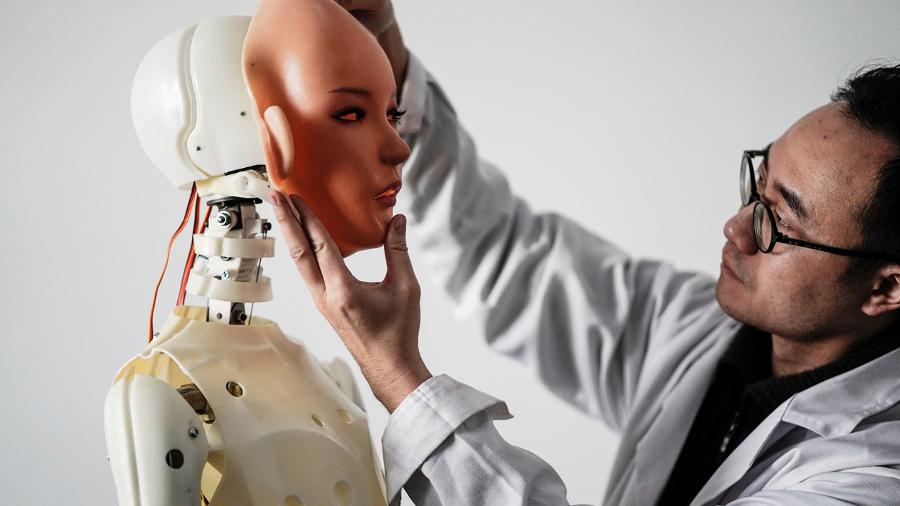 Engenheiro implanta rosto de silicone em robô, na cidade chinesa de Dalian - 01/02/2018