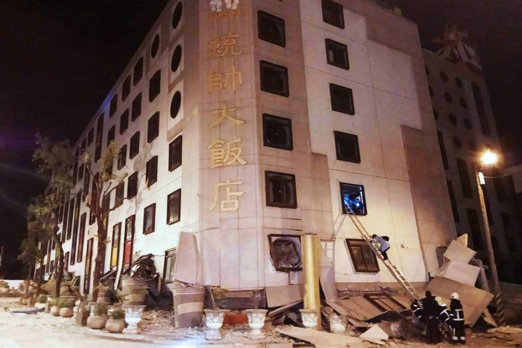 Equipes de resgate auxiliam hóspedes a sair de um hotel que se rompeu após terremoto, na cidade de Hualien, Taiwan
