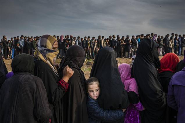 Civis que permaneceram no oeste de Mosul durante a batalha para retomar a cidade, formam uma fila para a distribuição de ajuda no bairro Mamun - 15/03/2017 Civis que permaneceram no oeste de Mosul durante a batalha para retomar a cidade, formam uma fila para a distribuição de ajuda no bairro Mamun - 15/03/2017