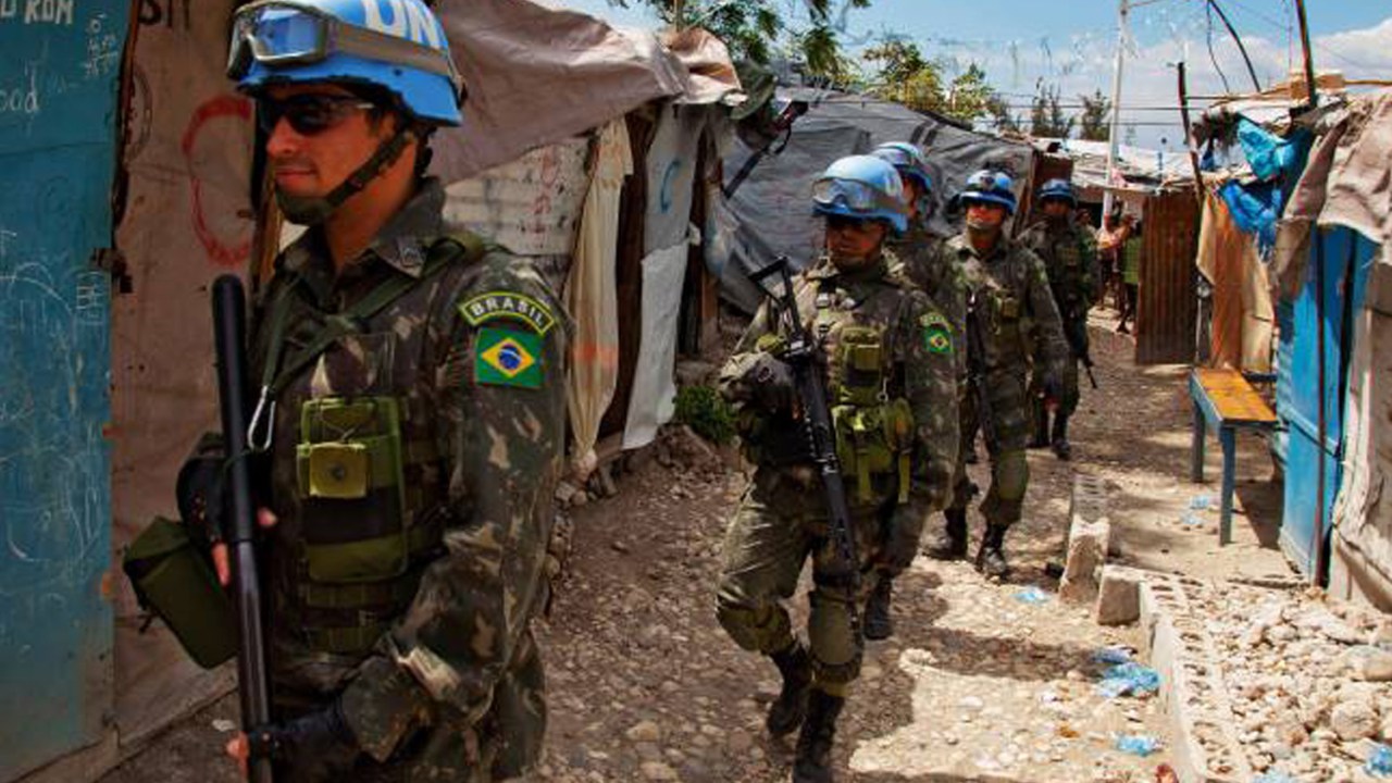 Membros do Exército Brasileiro que integram as Forças de paz das Nações Unidas realizam patrulha no bairro Bel Air, em Porto Príncipe, capital do Haiti - 11/04/2013