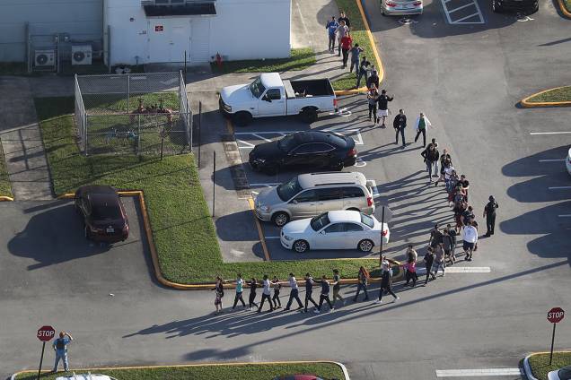 Pessoas são retiradas da escola Marjory Stoneman Douglas, após tiroteio que deixou mortos e feridos na cidade de Parkland, Flórida