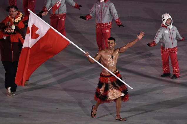 Portador de bandeira de Tonga, o atleta Pita Taufatofua, lidera a delegação de seu país enquanto desfila em um traje tradicional sem camisa durante a abertura dos Jogos Olímpicos de Inverno de Pyeongchang, na Coreia do Sul - 09/02/2018