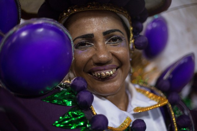 Membro da União da Ilha é vista com dentes dourados durante o desfile do Grupo Especial, na Sapucaí - 13/02/2018