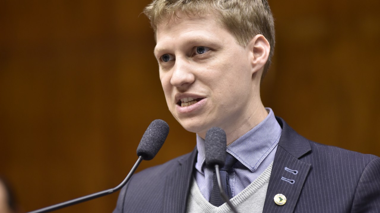 O deputado estadual Marcel van Hattem em discurso na Assembleia Legislativa do Rio Grande do Sul