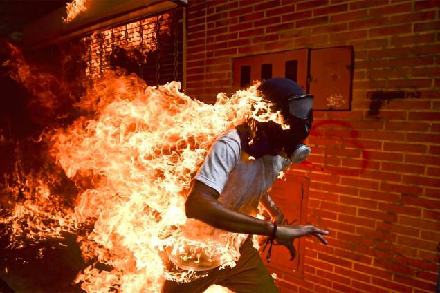 José Víctor Salazar Balza (28) é fotografado em chamas durante os violentos confrontos com policiais em um protesto contra o presidente Nicolas Maduro, em Caracas, na Venezuela - 03/05/2017