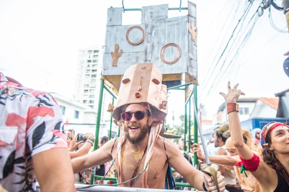 Integrante do bloco puxa o carro de som durante desfile. Os participantes deste ano se vestem como cangaceiros, usando chapéus, roupas de couro e adereços que remetem ao período do cangaço brasileiro