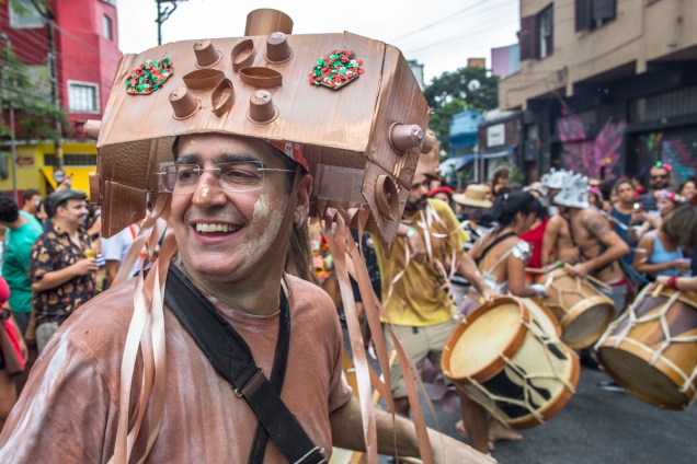 Percussionistas do bloco Arrianu Suassunga agitam o pré-Carnaval de São Paulo, na região de Pinheiros, com músicas tocadas em alfaias