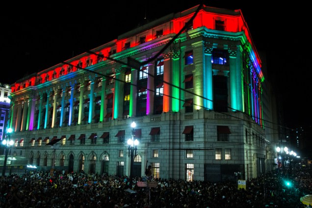 Luzes coloridas iluminam o <span>Edifício Alexandre Mackenzie, também conhecido como Shopping Light, no centro de São Paulo, enquanto centenas de milhares de pessoas acompanham o desfile do trio elétrico do Sereianos </span>