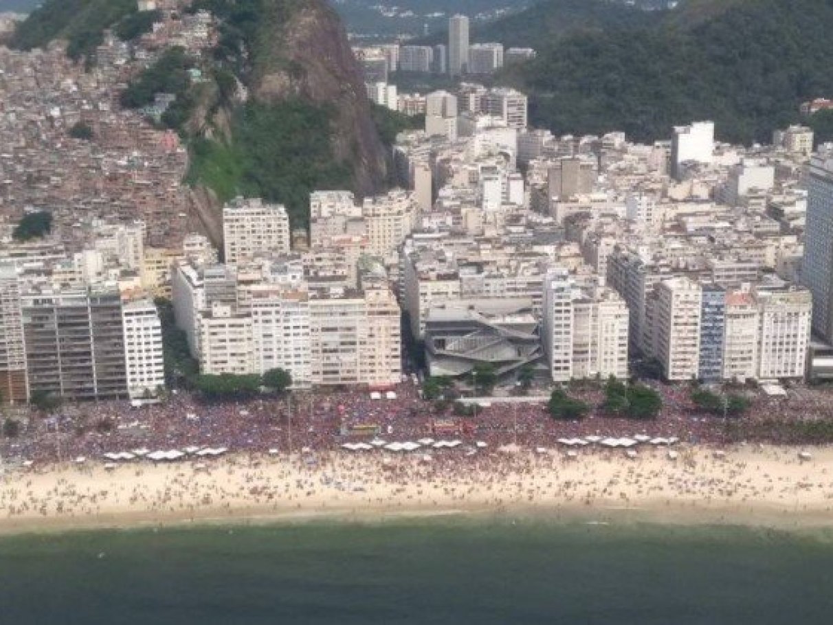 Jovem encontra flerte perdido no Carnaval com apenas um t... | VEJA