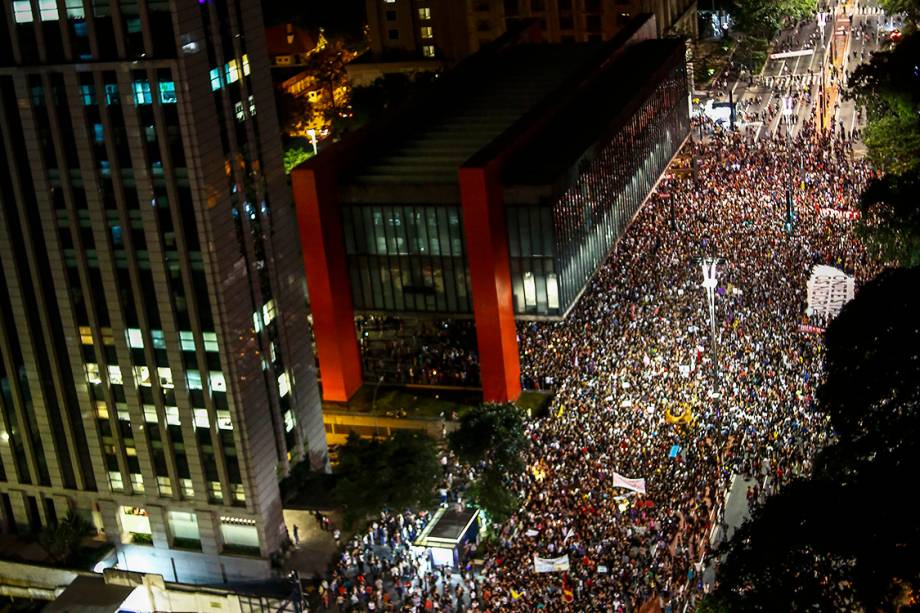 Manifestantes protestam pela morte da vereadora Marielle Franco (PSOL) e do motorista Anderson Gomes, na avenida Paulista, São Paulo - 15/03/2018