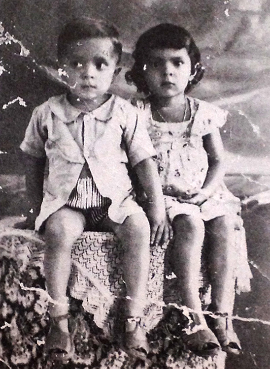 Sétimo filho de um casal de lavradores, Luiz Inácio Lula da Silva nasceu em 1945, em Caetés, no sertão de Pernambuco, em uma família humilde.  Em 1949 tirou seu primeiro retrato, ao lado da irmã Maria, dois anos mais velha.
