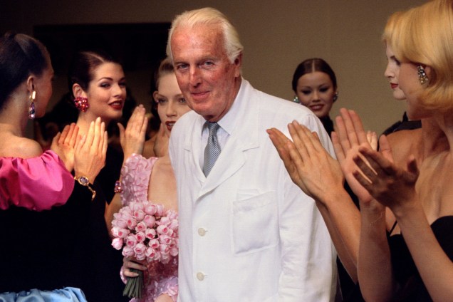 O designer de moda francês Hubert de Givenchy é aplaudido pelas modelos depois de apresentar sua última coleção High Fashion Autumn, em Paris, na França - 11/07/1995