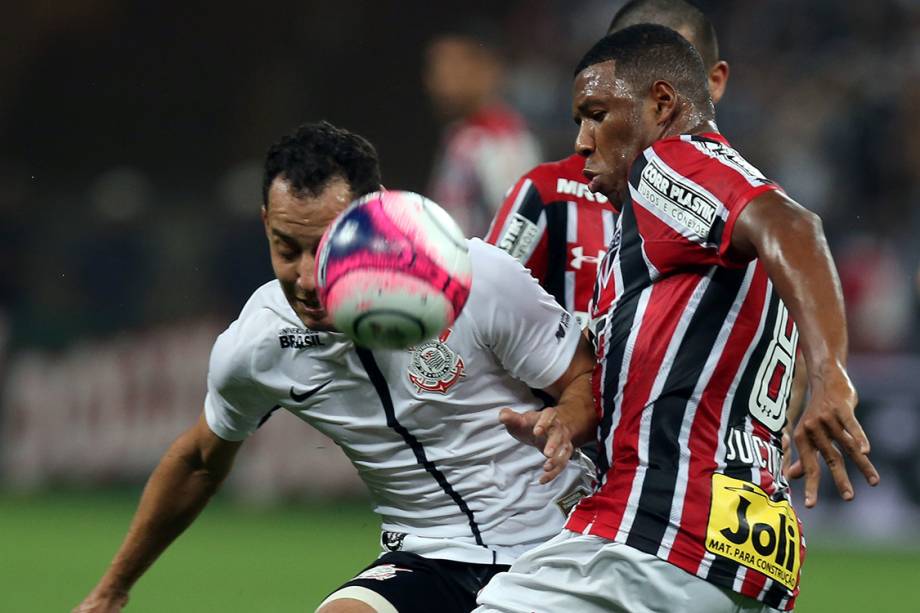 Lance na partida entre Corinthians e São Paulo, na semifinal do Campeonato Paulista, no Itaquerão