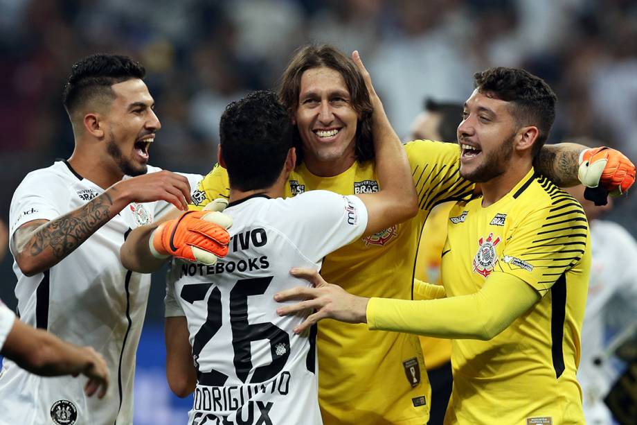 Jogadores do Corinthians comemoram classificação nos pênaltis contra o São Paulo